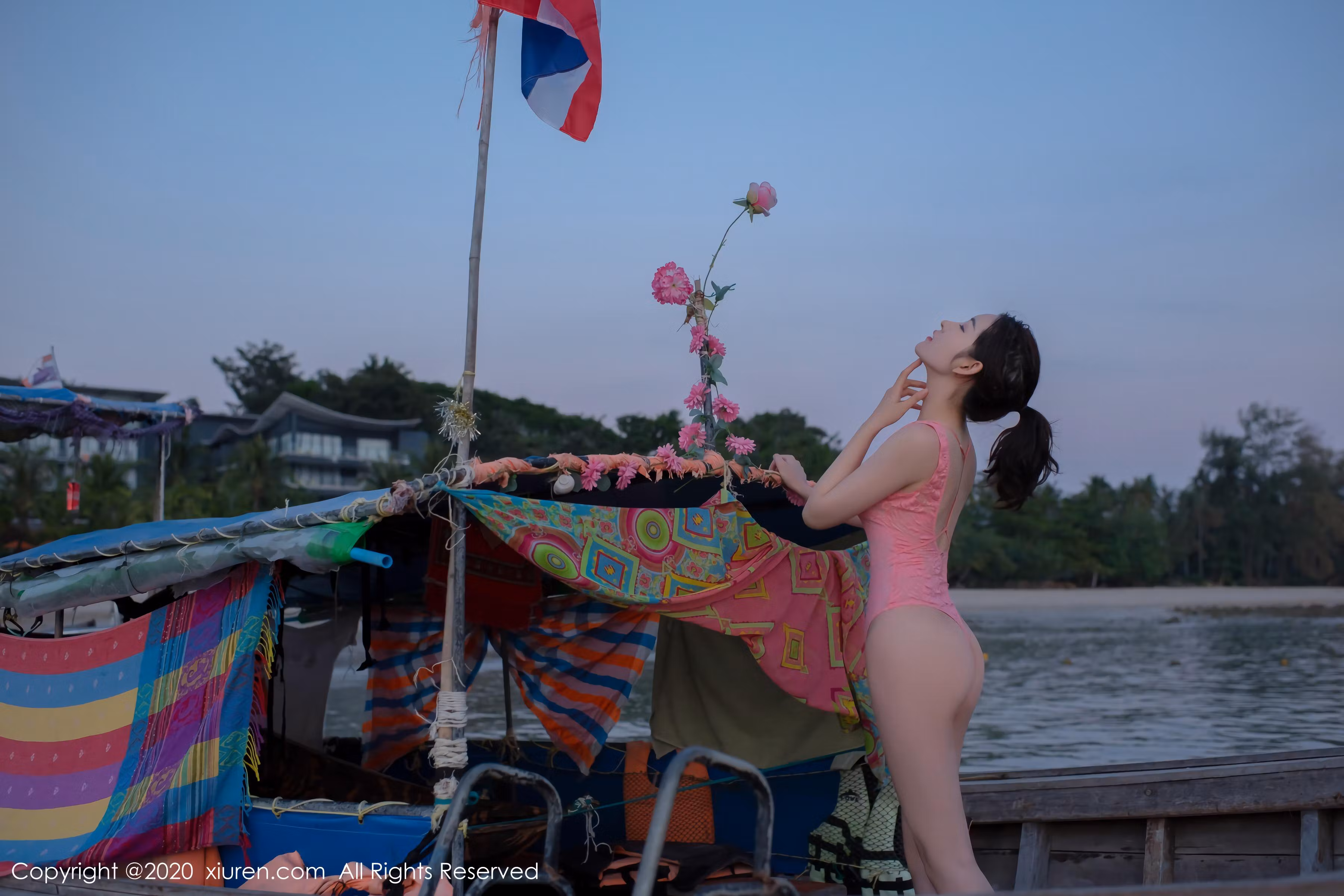 粉色连体泳装